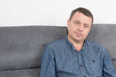 Adam tam yansıması