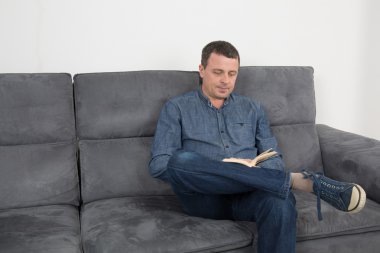 gülümseyen adam kitap okuma