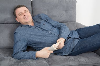 okuma mutlu olgun adam