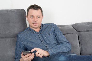 Onun cep telefonundan kısa mesaj yazarak bir adam