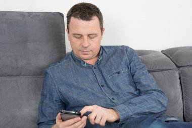 Neşeli adam e-postaları okuma