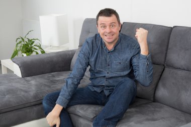 adam beyaz bir arka plan karşı yumrukları ile gülümseyen portresi