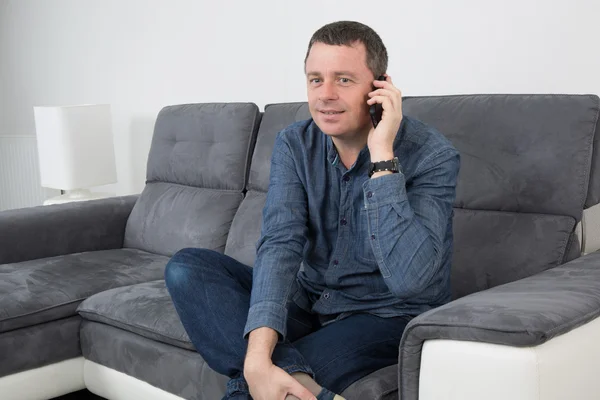 Buen hombre hablando por teléfono. — Foto de Stock