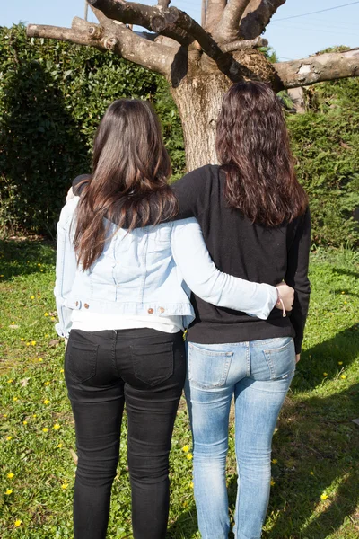Νεαρές γυναίκες, στέκεται στο γρασίδι — Φωτογραφία Αρχείου