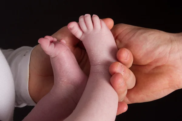 Un bambino molto bello e bello appena nato — Foto Stock