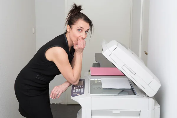 Frau und Kopiergerät — Stockfoto