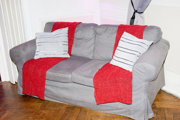 Εσωτερικό σχεδιασμό με γκρίζος καναπές — Φωτογραφία Αρχείου