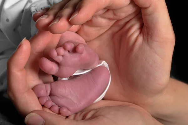 Un bebé muy agradable y encantador recién nacido — Foto de Stock