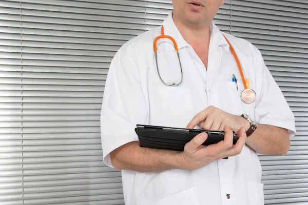 Ein selbstbewusster Arzt im Krankenhaus — Stockfoto