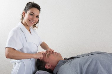 Yakışıklı bir yüz masajdan sonra
