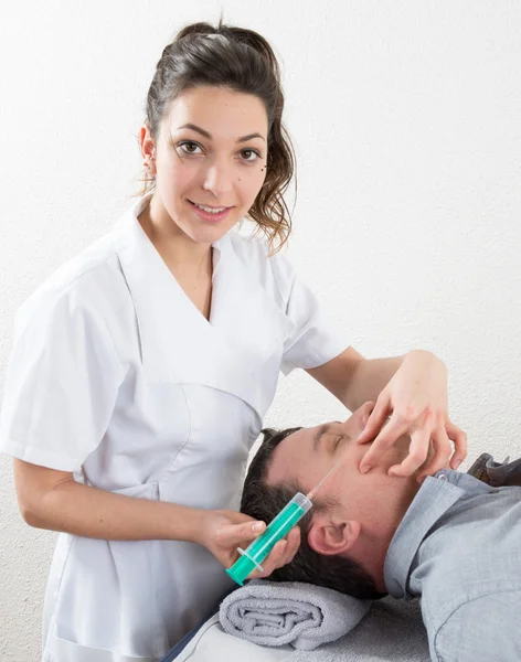 De mens krijgt een injectie in haar gezicht — Stockfoto