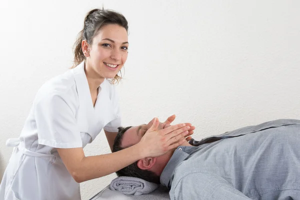 Massage im Wellnesszentrum für einen Mann — Stockfoto