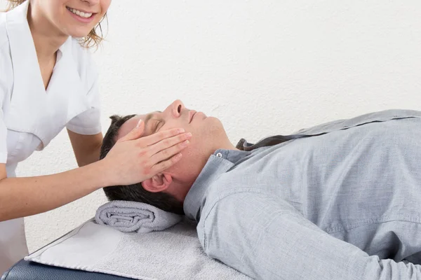 Massage im Wellnesszentrum für einen Mann — Stockfoto