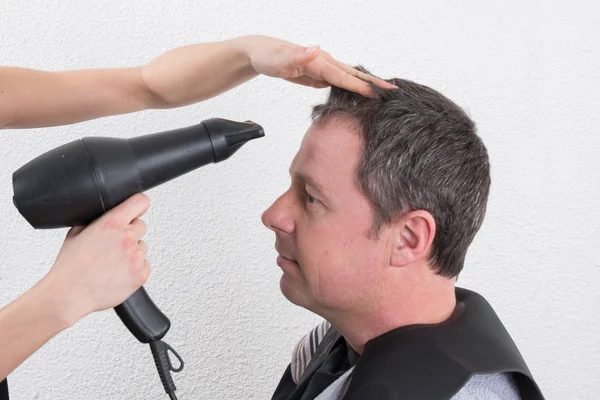 Schöner Mann beim Friseur — Stockfoto