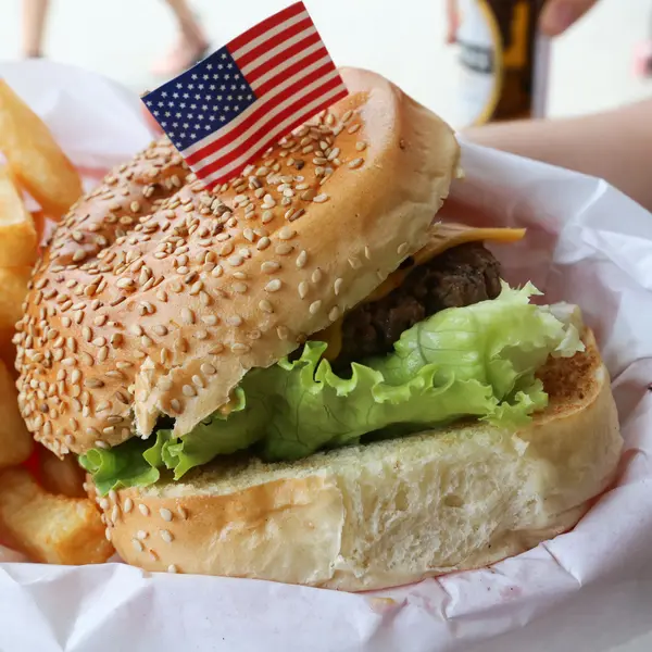 Lahodné hamburger vrchovatě naložený s patty šťavnaté hovězí, — Stock fotografie