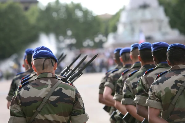フランスの武装行進兵士 — ストック写真