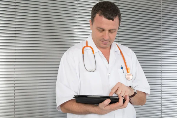 Médecin travaillant sur une tablette numérique avec espace de copie — Photo