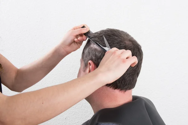 Frisör klippning mannens brunt hår med sax — Stockfoto