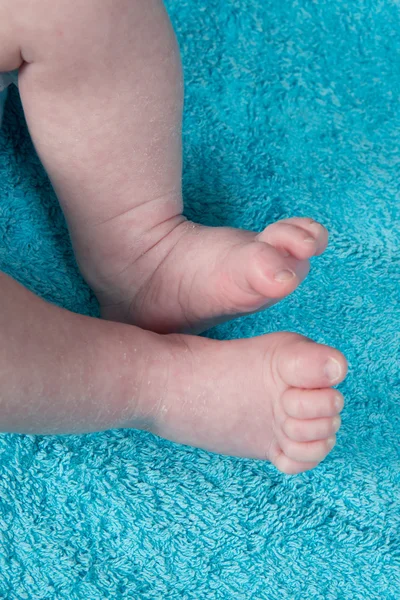 Piccoli piedi bambino — Foto Stock