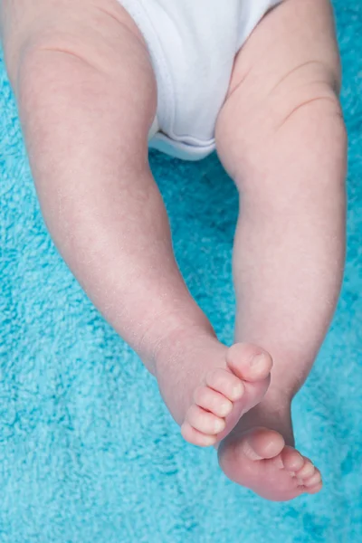 Piccoli piedi bambino — Foto Stock