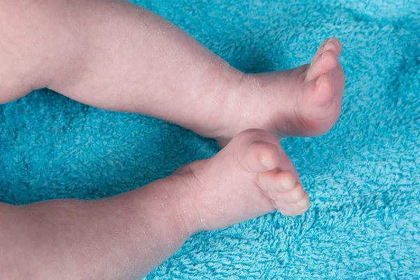 Piccoli piedi bambino — Foto Stock