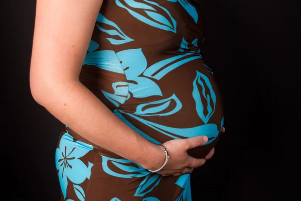 Un vientre encantador y agradable de una mujer embarazada — Foto de Stock