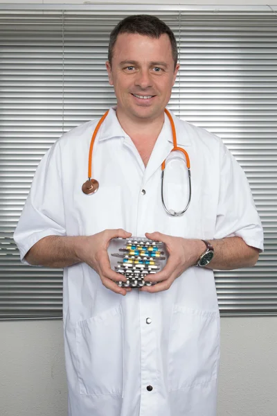 Portrait de médecin joyeux avec plusieurs plaquettes thermoformées — Photo