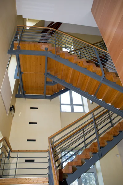 Escaleras de madera en una oficina moderna — Foto de Stock