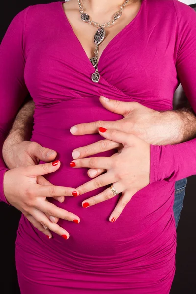 En härlig och fin mage en gravid kvinna — Stockfoto