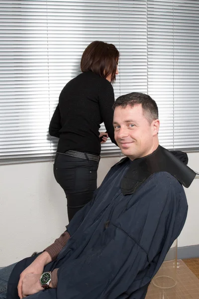 Glücklicher Mann im Friseursalon — Stockfoto