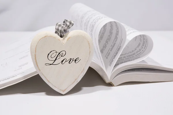 Kniha srdce srdce stránku a dřevo — Stock fotografie
