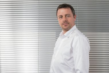 iyi görünümlü iş adamı