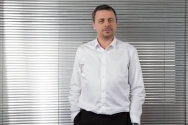 iyi görünümlü iş adamı