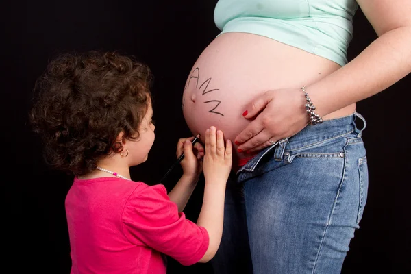 En härlig och fin mage en gravid kvinna — Stockfoto