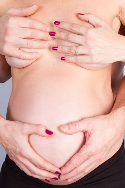 Fin och härlig gravid mage — Stockfoto