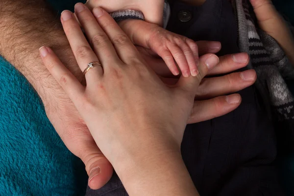 Handen van een familie — Stockfoto