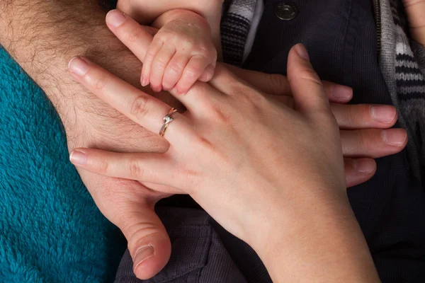 Handen van een familie — Stockfoto