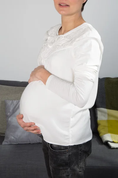 Mooie en jonge vrouw zwanger — Stockfoto