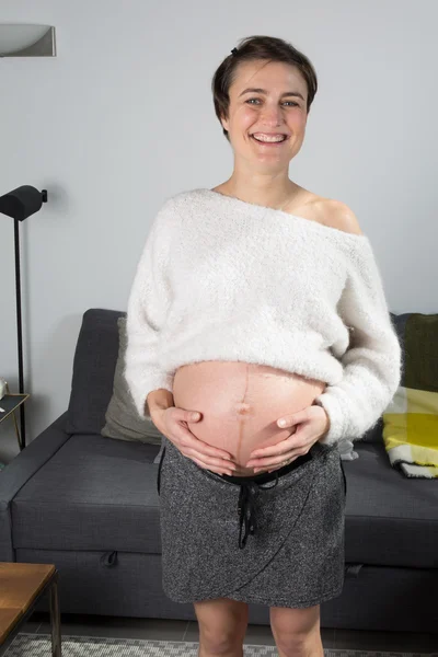 Trevlig och ung kvinna gravid — Stockfoto