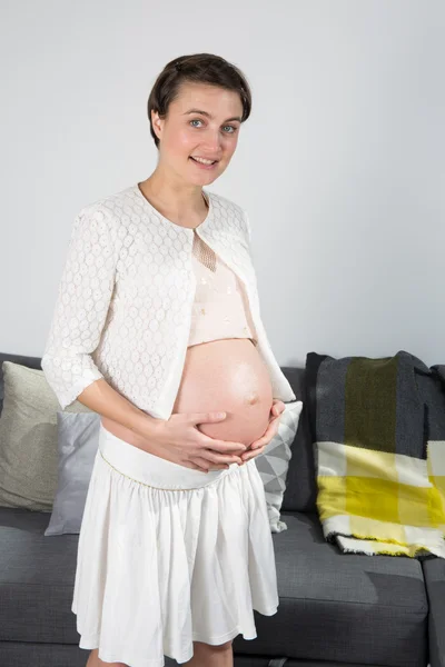Mooie en jonge vrouw zwanger — Stockfoto