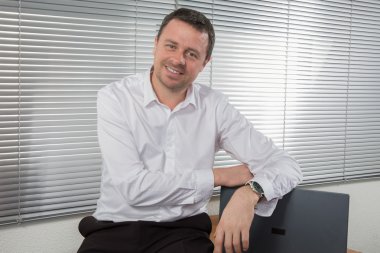 iş yerinde iş adamı