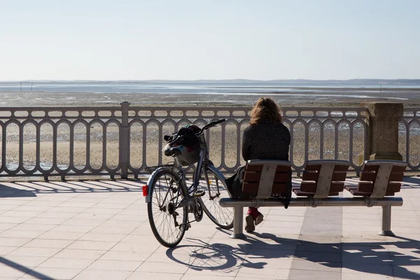 Une vue arrière de personnes assises sur un banc — Photo