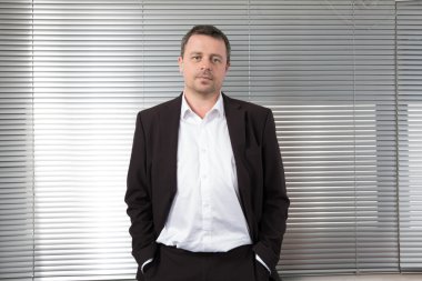 Parlak Office masada oturan bir işadamı