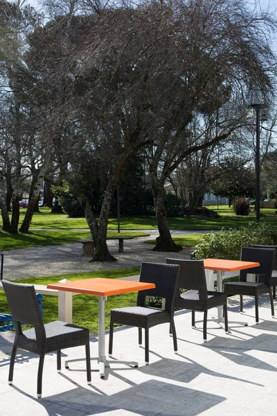 Vue sur une terrasse de café dans le jardin — Photo