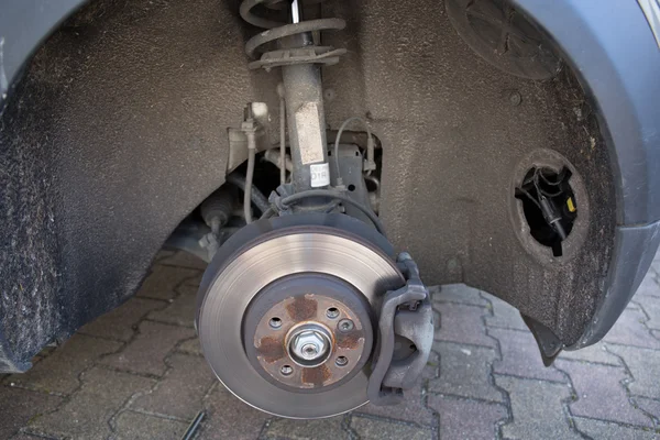 O disco de freio e os detalhes da montagem da roda — Fotografia de Stock