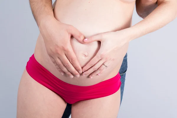 Schöner Bauch einer schönen schwangeren Frau — Stockfoto