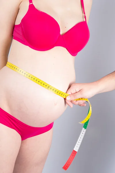 Schöner Bauch einer schönen schwangeren Frau — Stockfoto