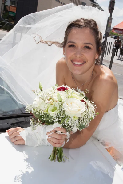 Bella sposa in bianco — Foto Stock