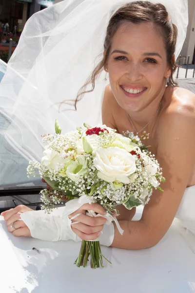 Прекрасная невеста в белом — стоковое фото