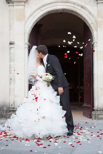 幸せな若いカップルの結婚式 — ストック写真